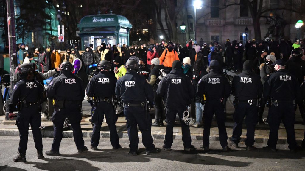 اعتقال العشرات في نيويورك: بدء الاحتجاجات الليلية 18 - 19 يناير قرب سيتي هول بارك في مانهاتن!