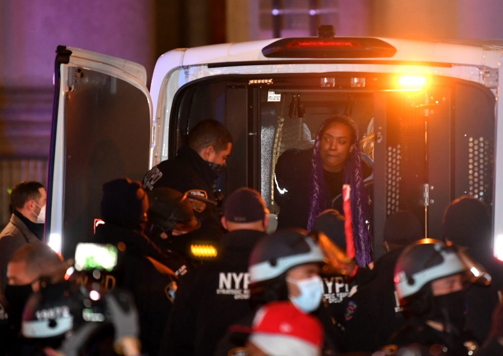اعتقال العشرات في نيويورك: بدء الاحتجاجات الليلية 18 - 19 يناير قرب سيتي هول بارك في مانهاتن!
