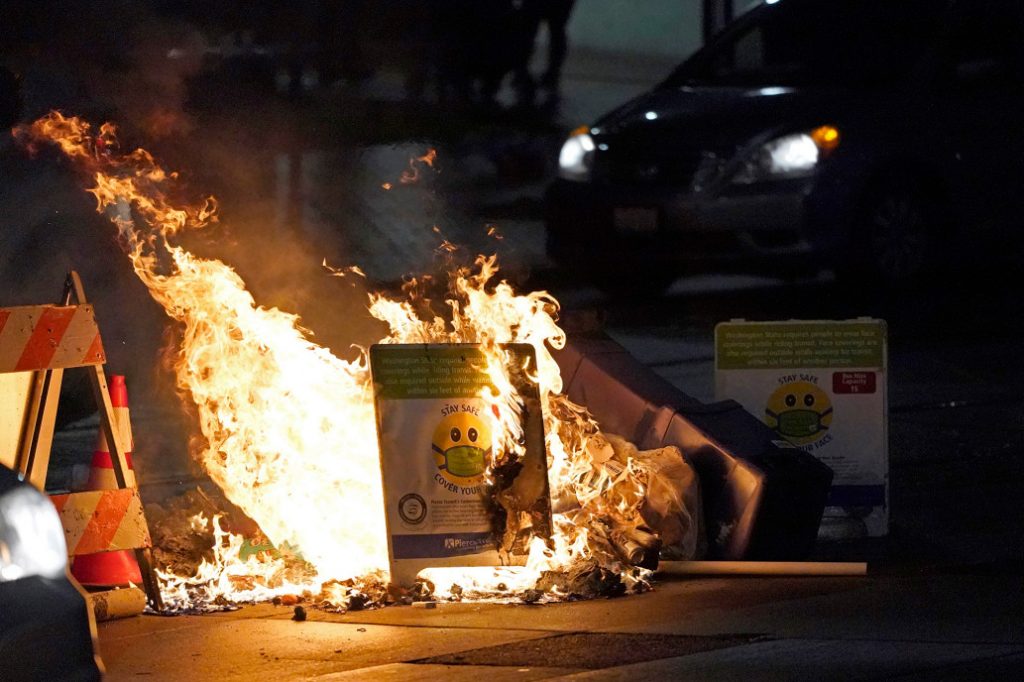 احتجاج عنيف في واشنطن يوم 24 يناير، حرق وتكسير ومتاريس في الشوارع!