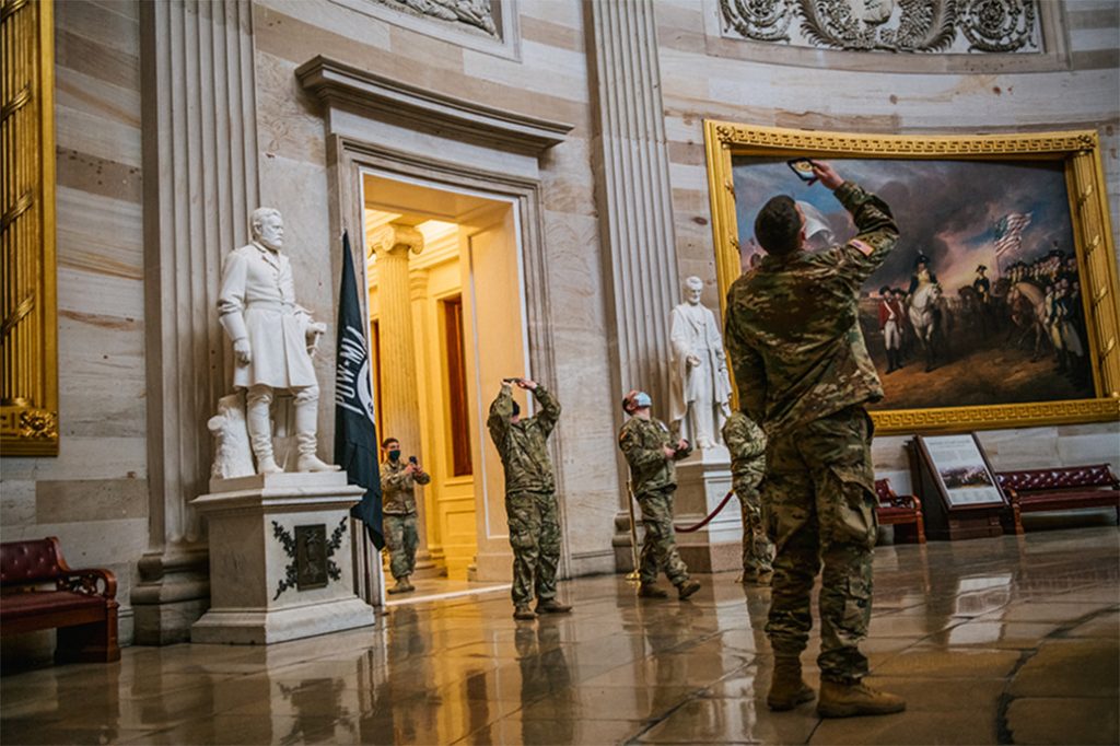الحرس الوطني في جولة سياحية بالعاصمة واشنطن بعد طردهم من الكابيتول!