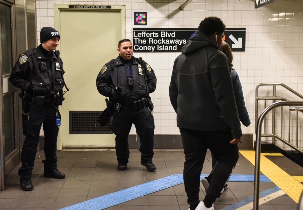 شرطة نيويورك - لن توقف جريمة مترو الأنفاق / 3 فبراير