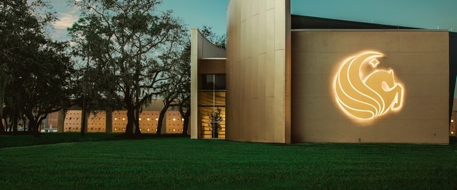 جامعة جنوب فلوريدا من ضمن جامعات فلوريدا التي تقبل الطلاب بمعدل 48% من أجل الدراسة فى أكثر من 180 تخصص