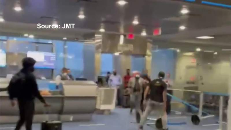 جندي أمريكي سابق يثير الفوضى في مطار ميامي الدولي