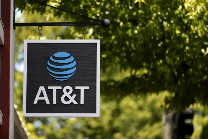 باكستاني فتح 1.9 مليون هاتف من شركة AT&T حكم عليه بالسجن لمدة 12 عامًا