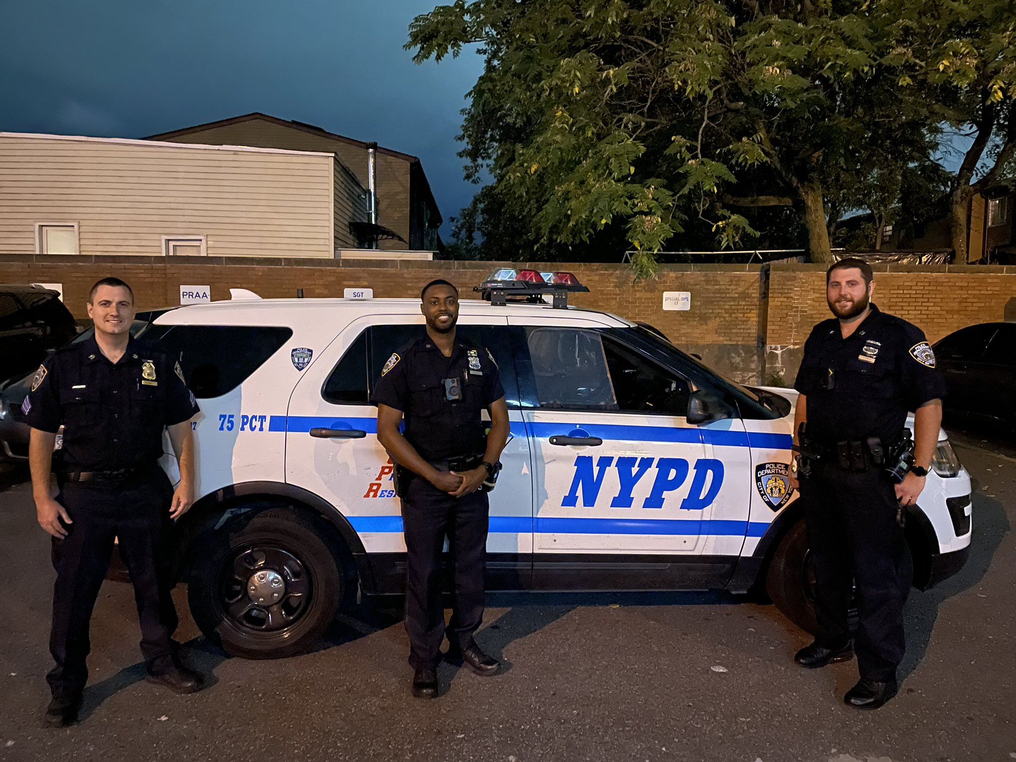 شرطة نيويورك تنقذ رضيع كان على وشك الموت - فيديو