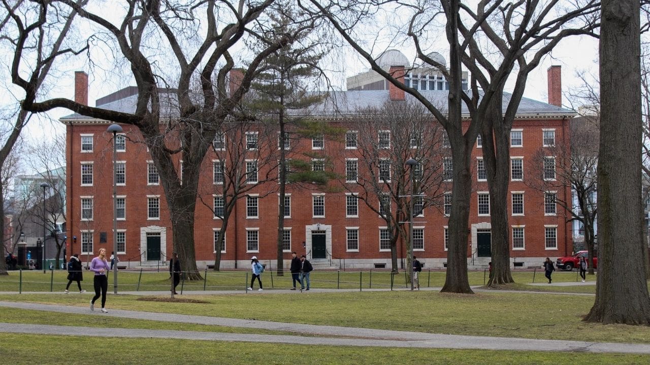 جامعة هارفارد تستمر في صدارة أغنى جامعات العالم 2021