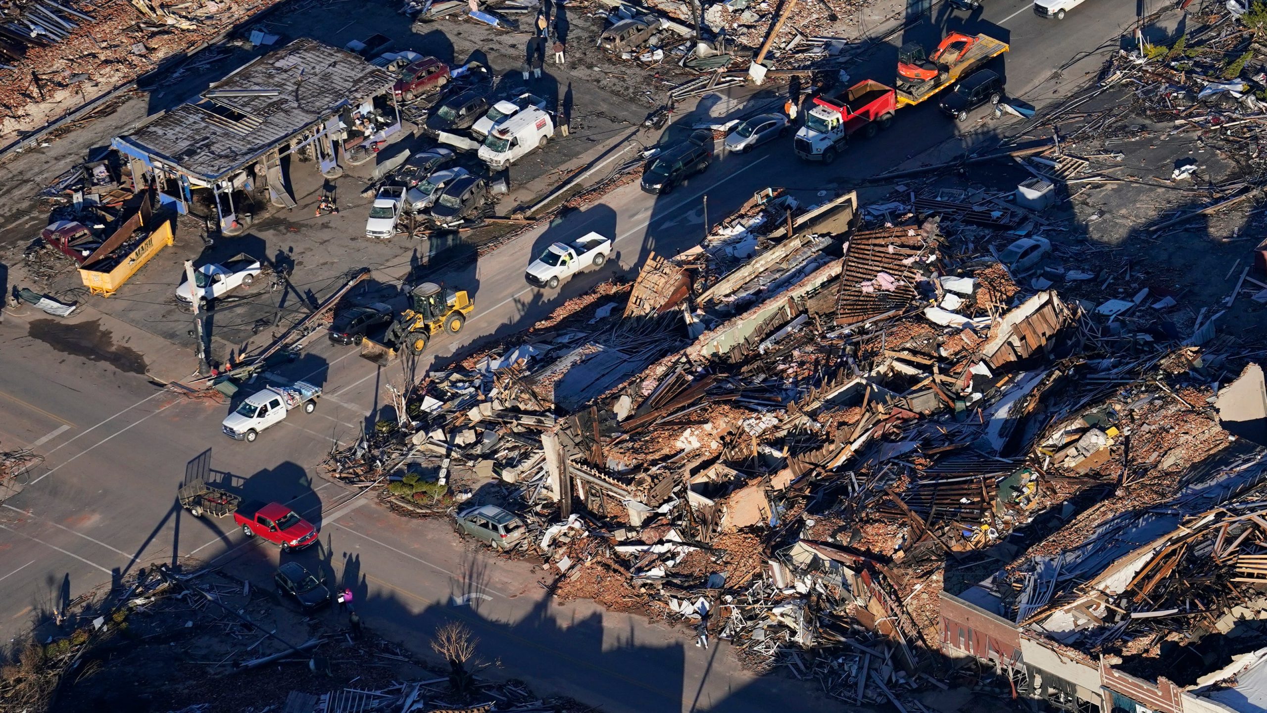 ولاية كنتاكي تعلن عن خسائر الاعصار الأكثر دموية في تاريخها: 100 قتيل حتى الان