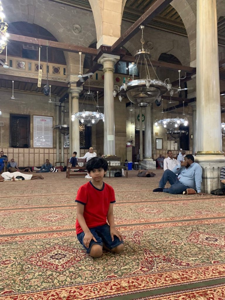 مسجد الحسين في القاهرة - قصة مسجد عمره 868 عام في العاصمة