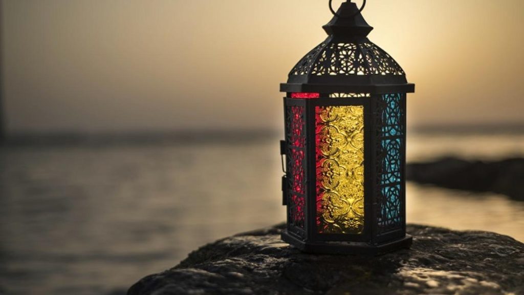 الزينة وفوانيس من عادات شهر رمضان
