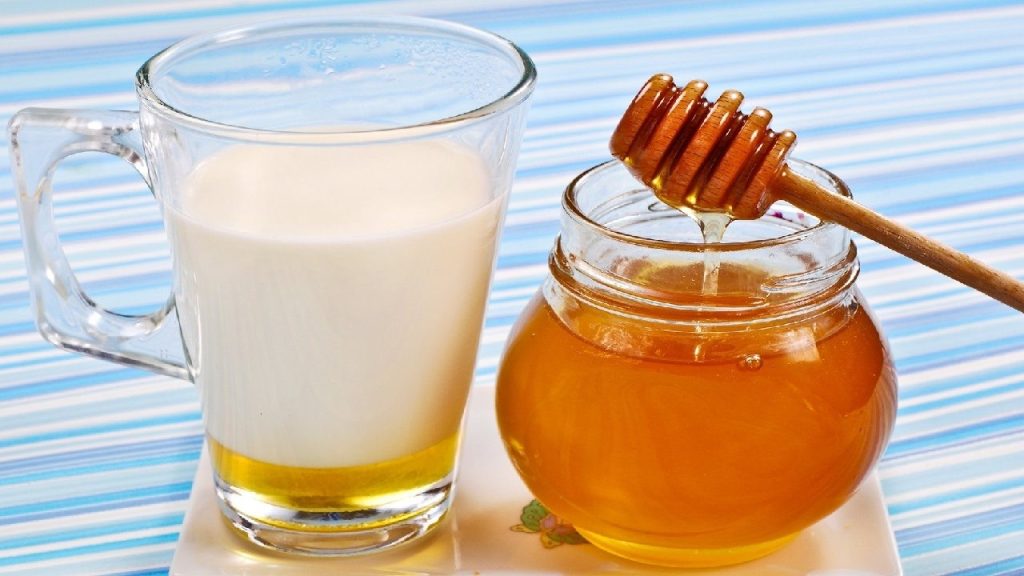 فوائد عسل حبة البركة مع الحليب