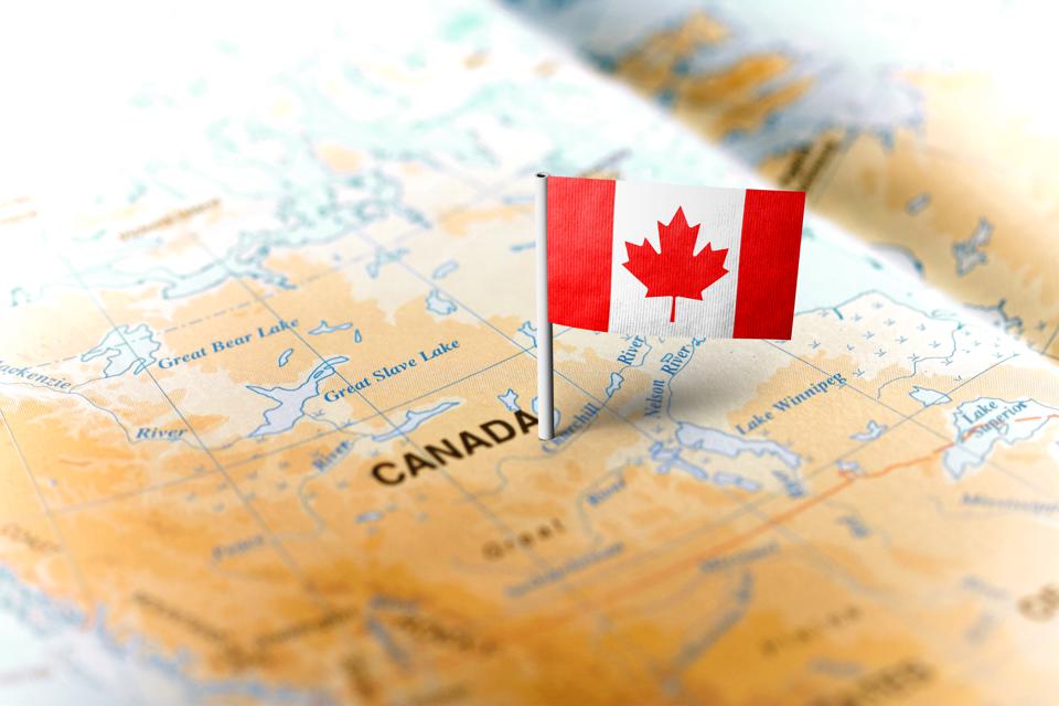 الإقامة في كندا عن طريق شراء عقار